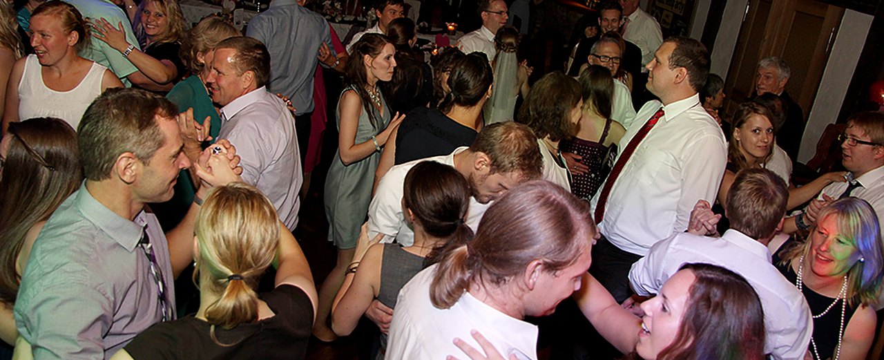 Partygäste feiern mit Turbo Disco