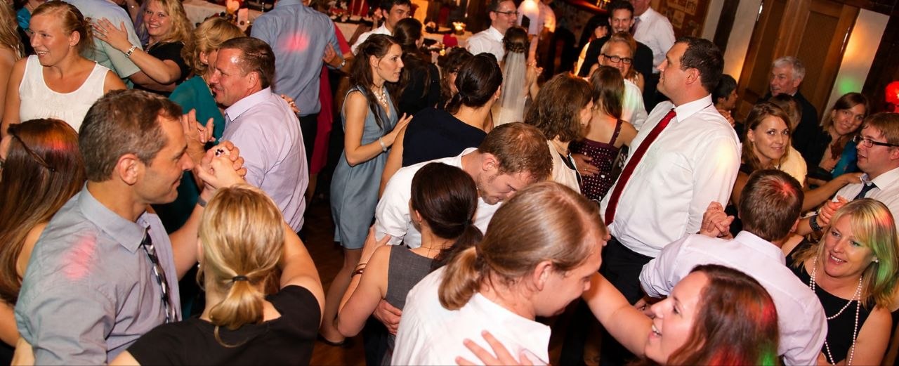 Partygäste feiern mit Turbo Disco
