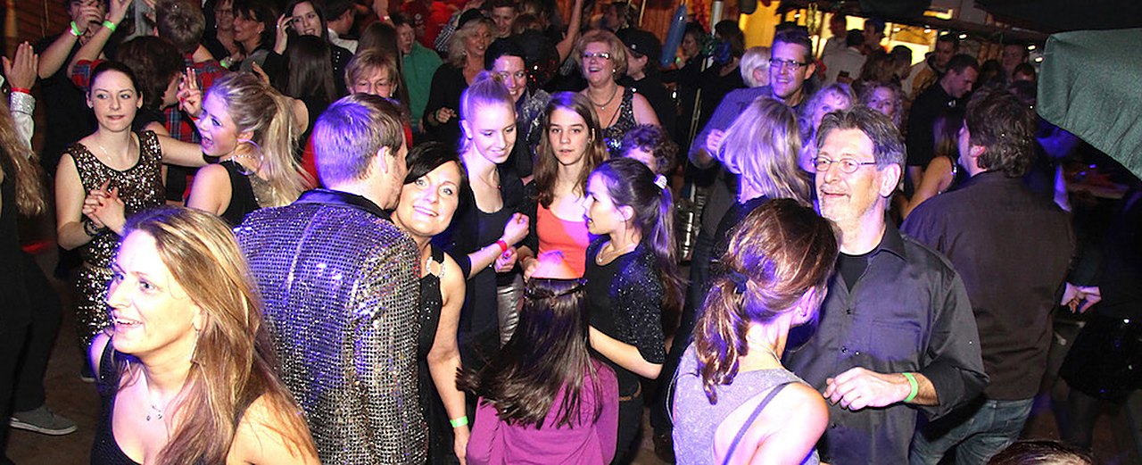 Feiernde Menschen mit Turbo Disco