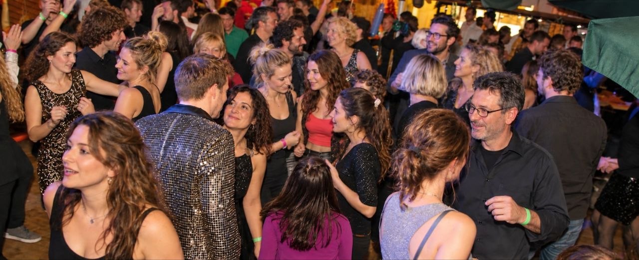 Feiernde Menschen mit Turbo Disco