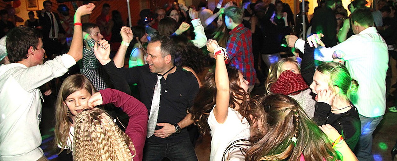 Feiernde Gäste mit Turbo Disco
