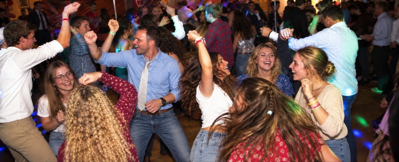 Feiernde Gäste mit Turbo Disco